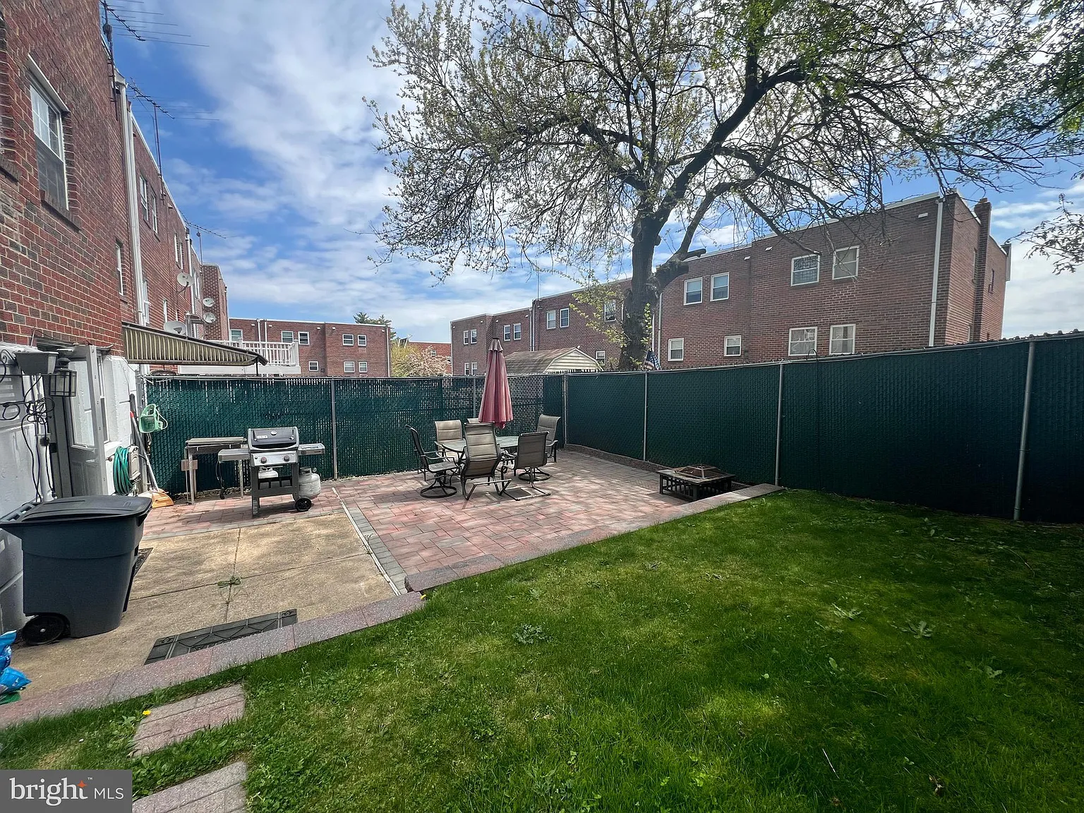 2 bed, 1.0 bath, 3652 sqft, $1,850 — Photo 2