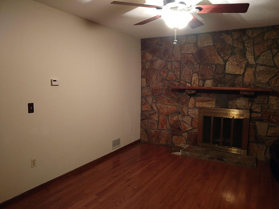 Living room. 17'x13'