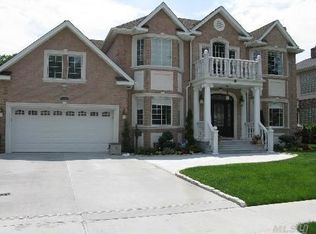 38 Nassau Rd, Great Neck, NY 11021