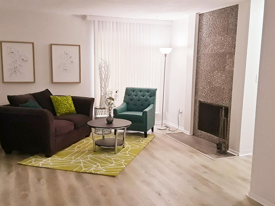 Living room, bright and cheery