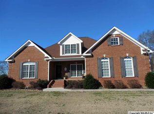 32 Cedar Trace Dr, Hartselle, AL 35640
