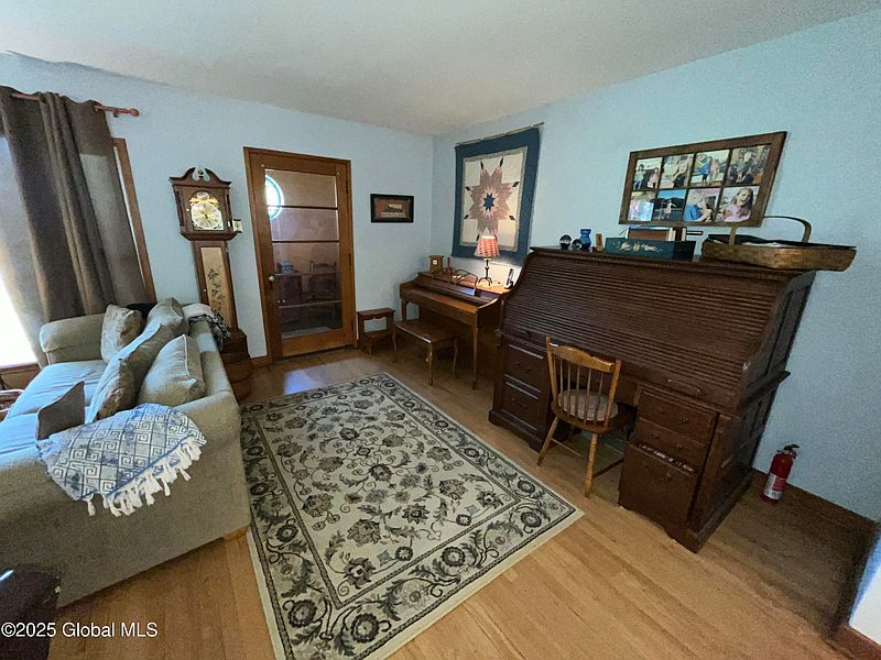 4th image of 10 Grandview Avenue