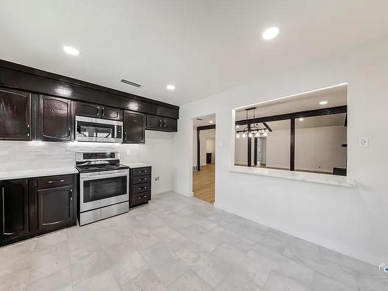 2212 Benbrook Dr — Photo 7