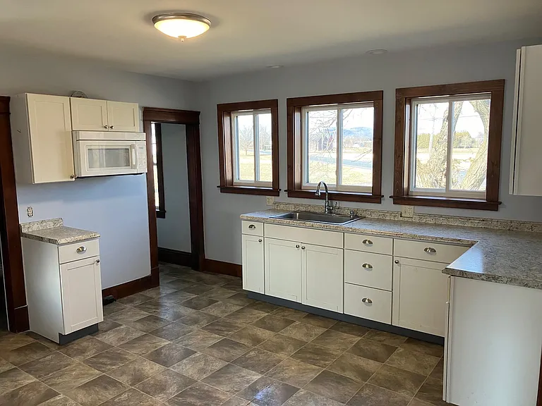 375 Hadley Rd — Photo 10