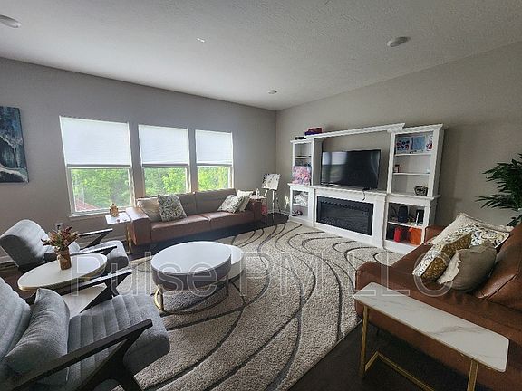 3rd image of 690 Hogrefe Rd