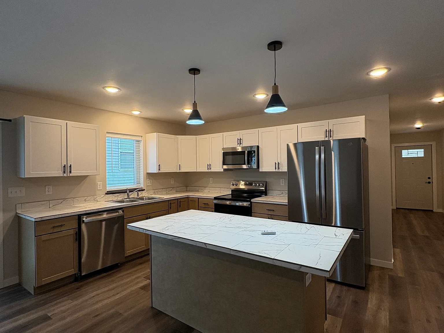 2 bed, 1240 sqft, $1,800 — Photo 2