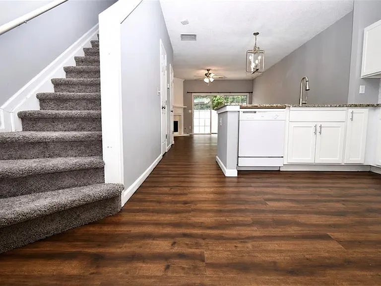 233 Buckland Dr — Photo 2