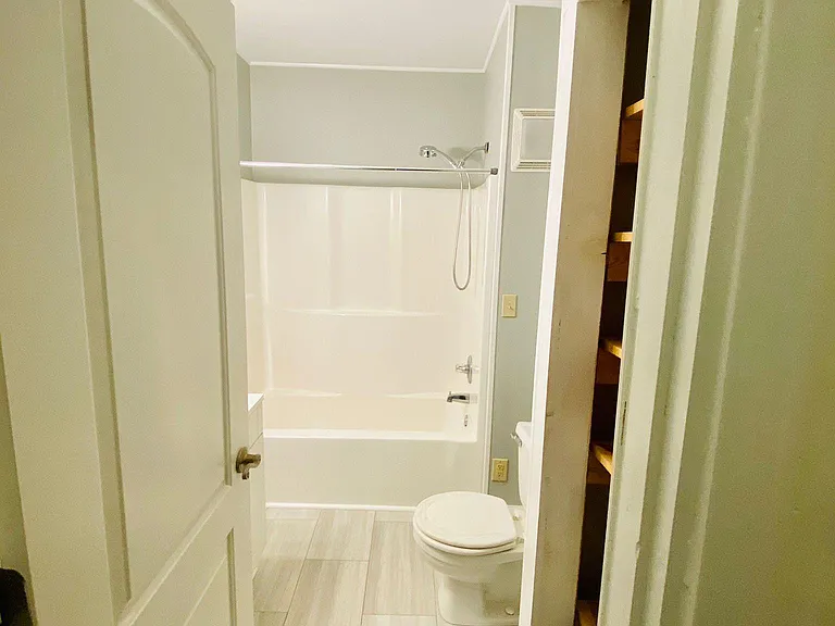 Bathroom: tub/shower with removable shower wand