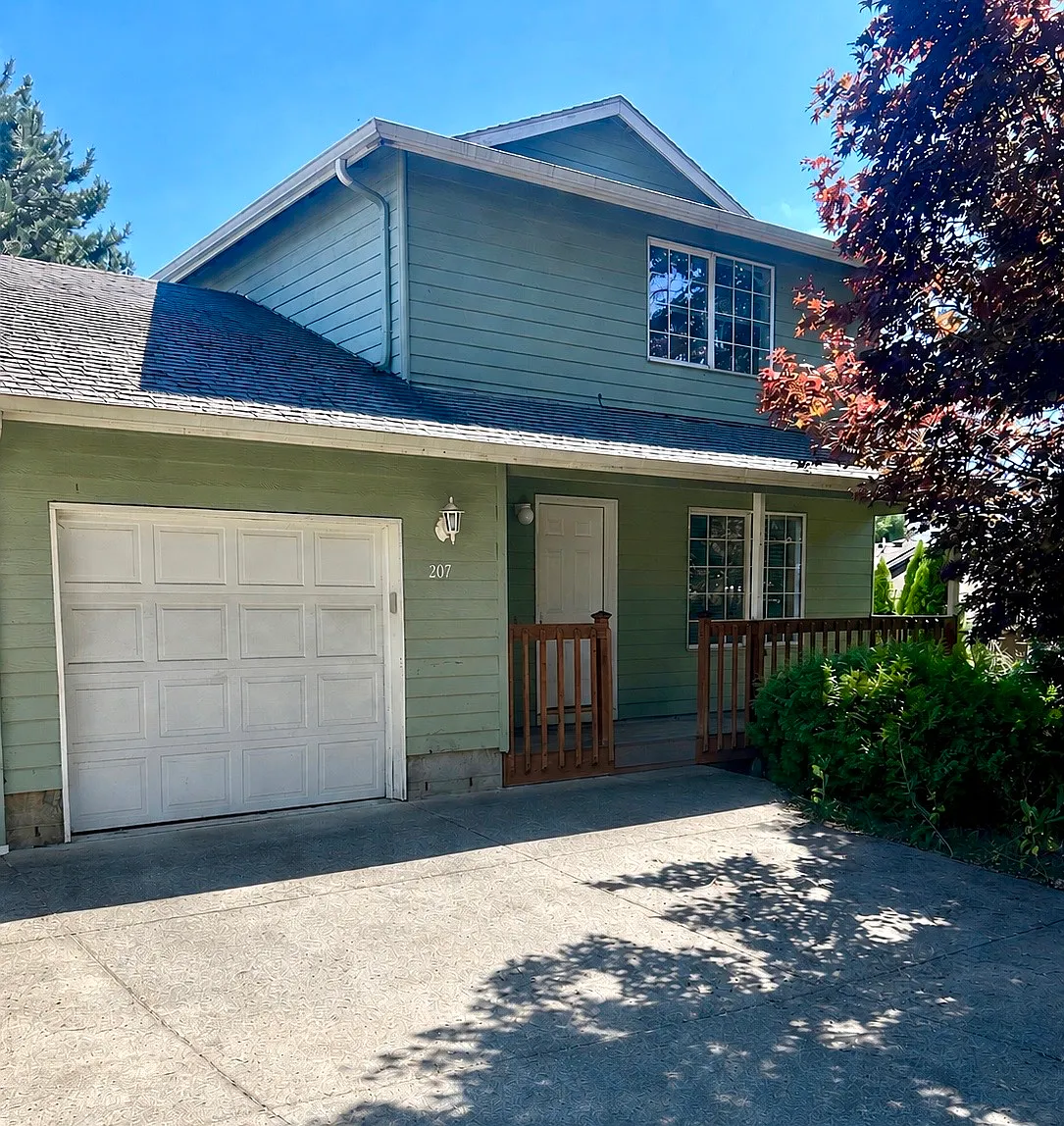 3 bed, 1.5 bath, 1300 sqft, $2,000 — Photo 1