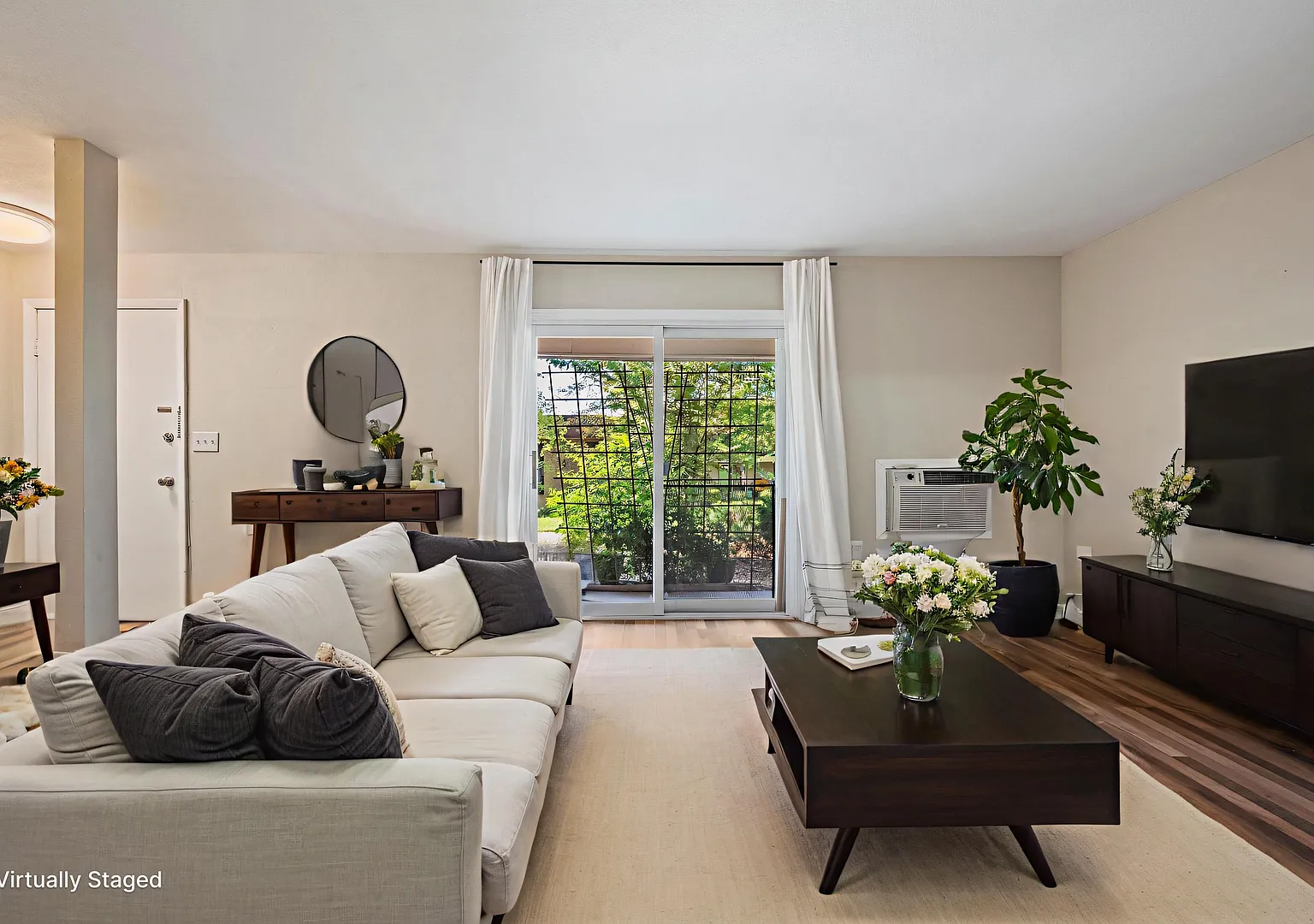 Bright & Inviting 2 Bedroom Condo in Denver — Photo 4