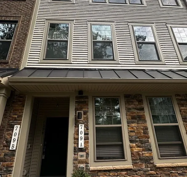 709 Thomas Ln #B — Photo 3