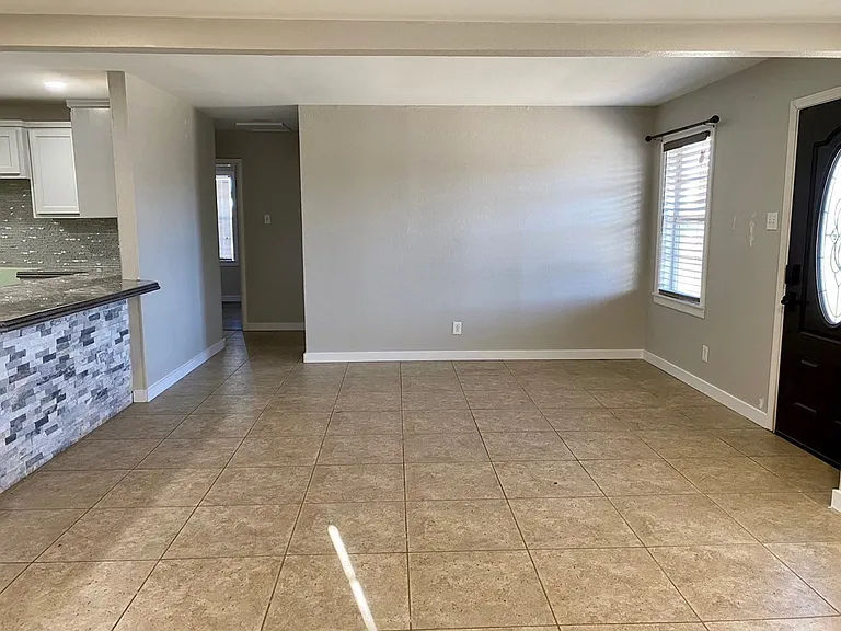 3906 Cedar Spring Dr — Photo 3