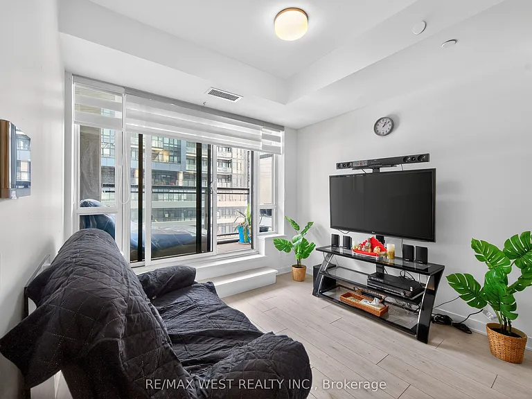 405 Dundas St W #421 — Photo 12