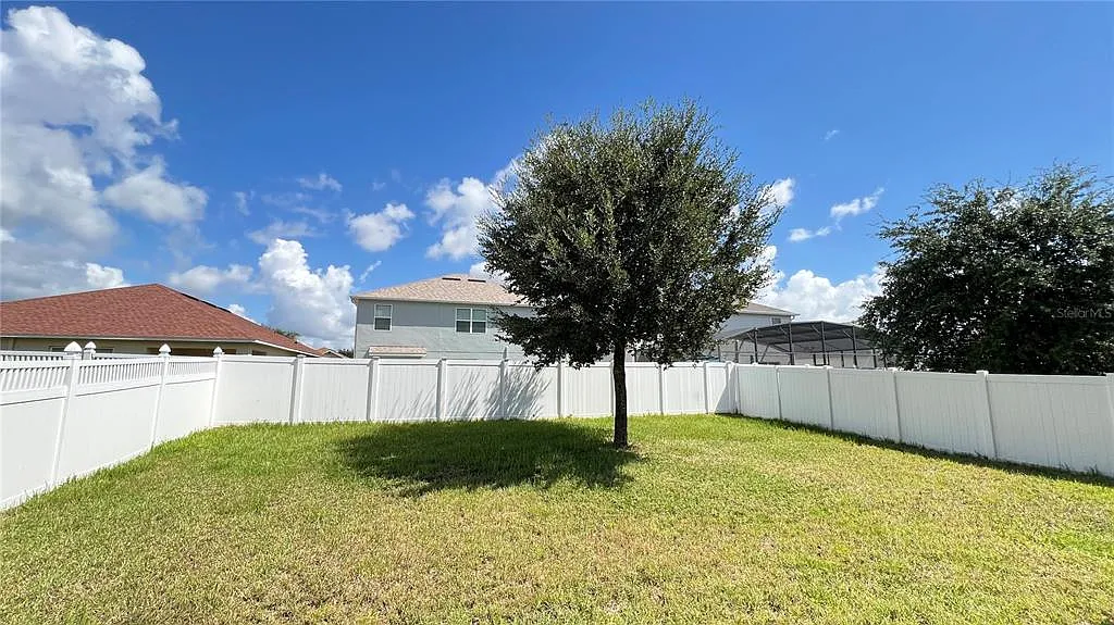 5 bed, 3.0 bath, 2696 sqft, $2,450 — Photo 2