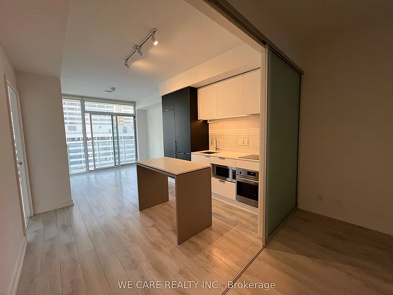 33 Helendale Ave #1407 — Photo 5