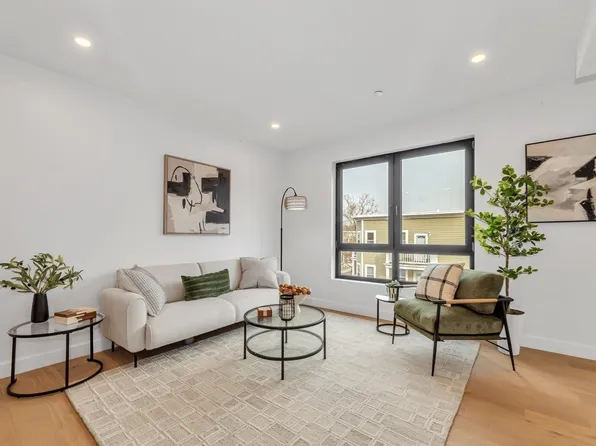 3992 Washington St #206, Roslindale, MA 02131