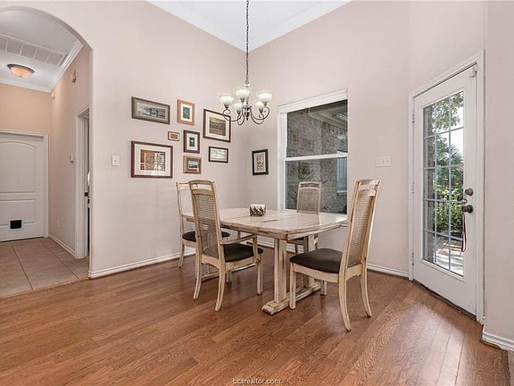 5th image of 301 Stone Chase Ct