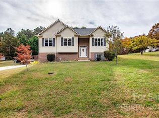 5237 Whitewater Dr, Hickory, NC 28601