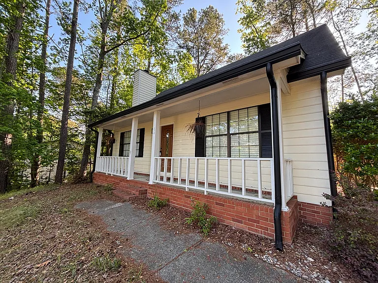 210 Foxdale Dr — Photo 2
