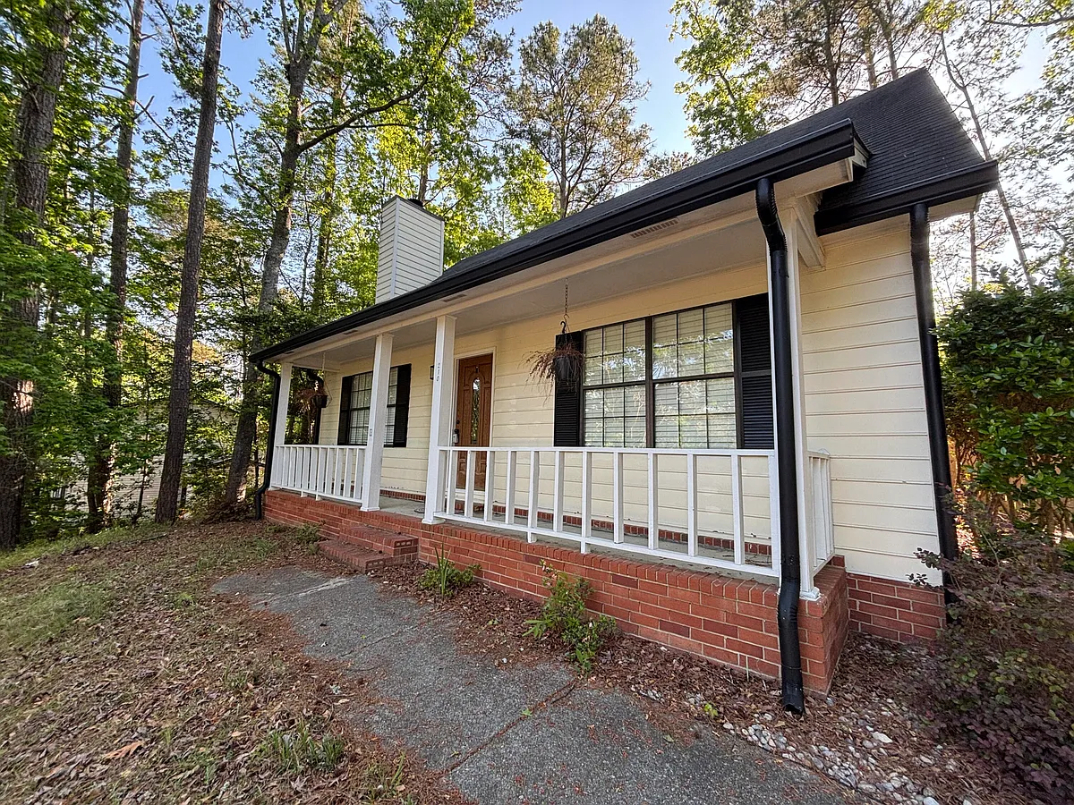 Building Photo - 210 Foxdale Dr