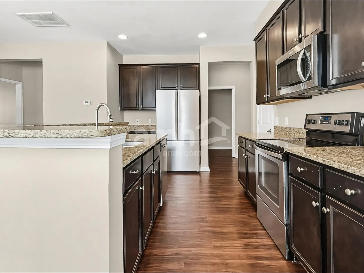 3 bed, 2.5 bath, 1970 sqft, $2,220 — Photo 3
