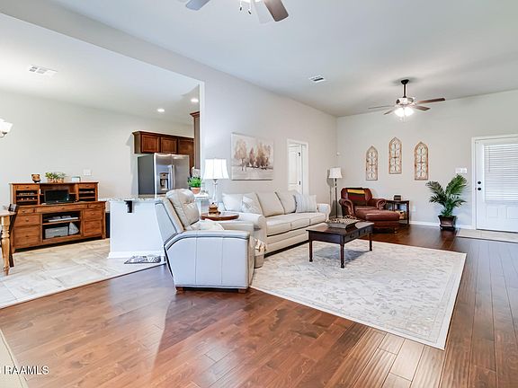 4th image of 521 Elwick Dr