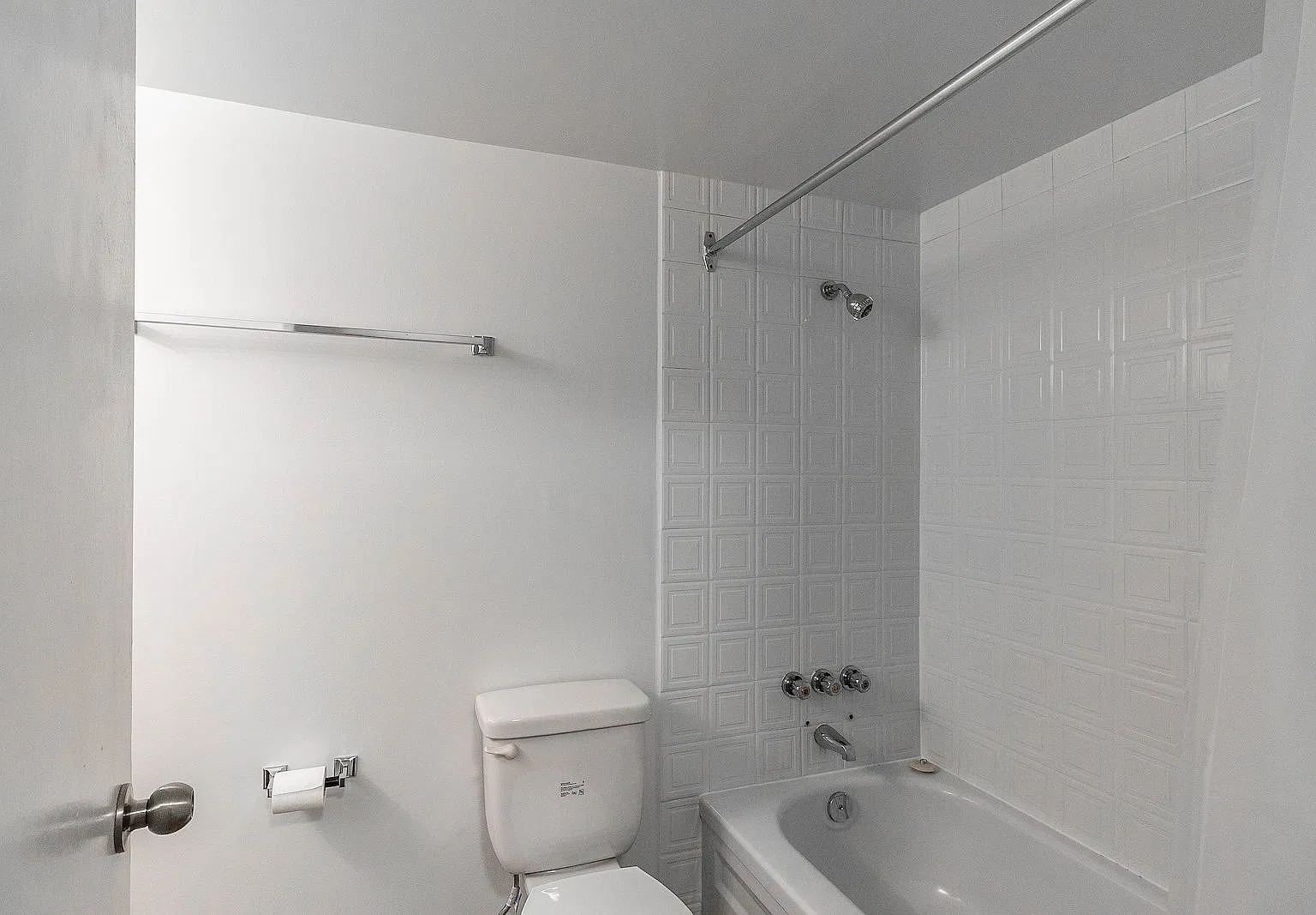 BRIGHT and AIRY Sunalta 1 Bed/1 Bath w/ Dishwasher! STEPS to the LRT! — Photo 3