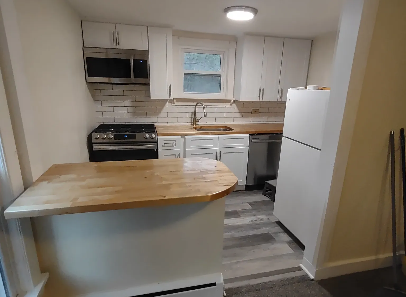 3 bed, 1350 sqft, $1,900 — Photo 1