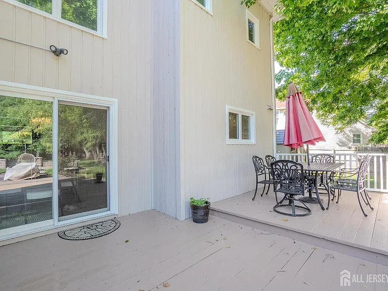61 Amherst Way — Photo 49