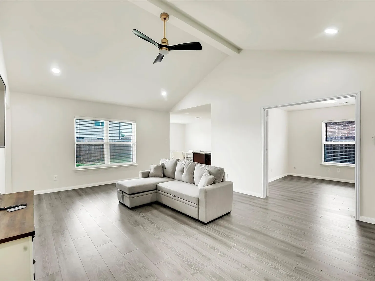 4 bed, 1661 sqft, $2,200 — Photo 3
