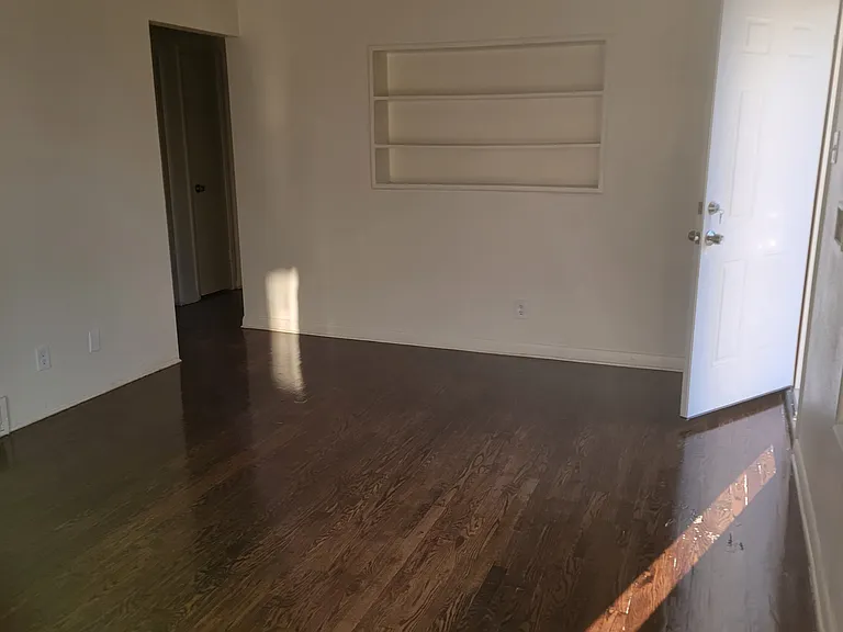 186 S Yates Way — Photo 2