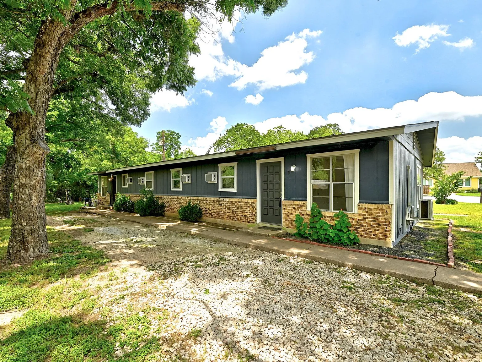3 bed, 832 sqft, $1,950 — Photo 3