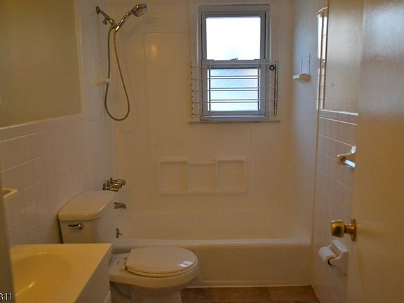 5th image of 511 Downer St