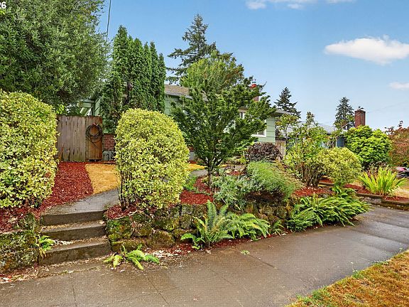 3rd image of 4916 SE Tibbetts St