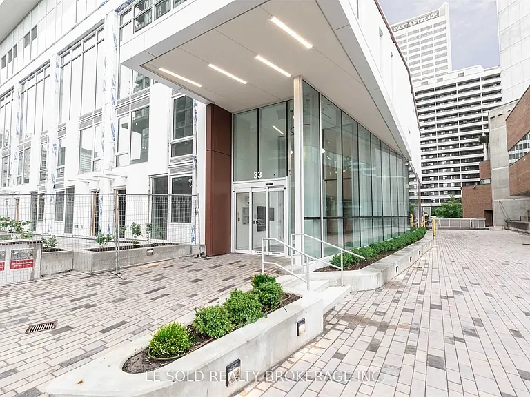 33 Helendale Ave #617 — Photo 3