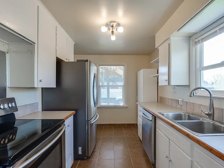 1504 W Kiernan Ave — Photo 5