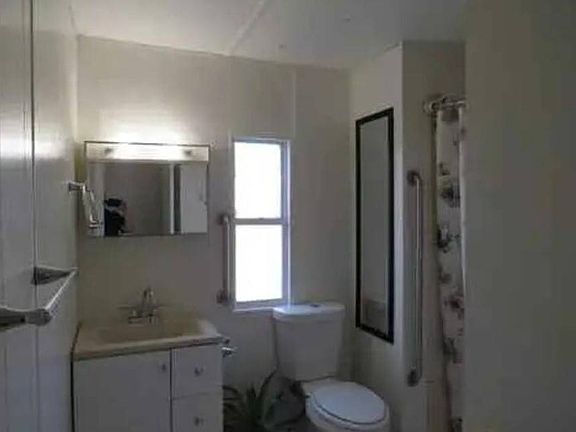 4th image of 779 Holly Hill Dr
