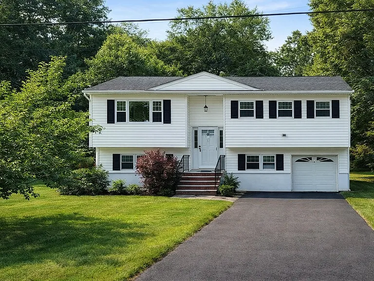28 Dorothy Dr — Photo 1