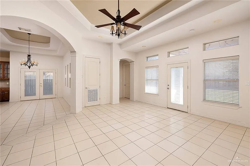 3 bed, 2.5 bath, 1950 sqft, $2,100 — Photo 4