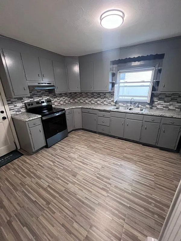 3 bed, 1.0 bath, 792 sqft, $2,000 — Photo 3