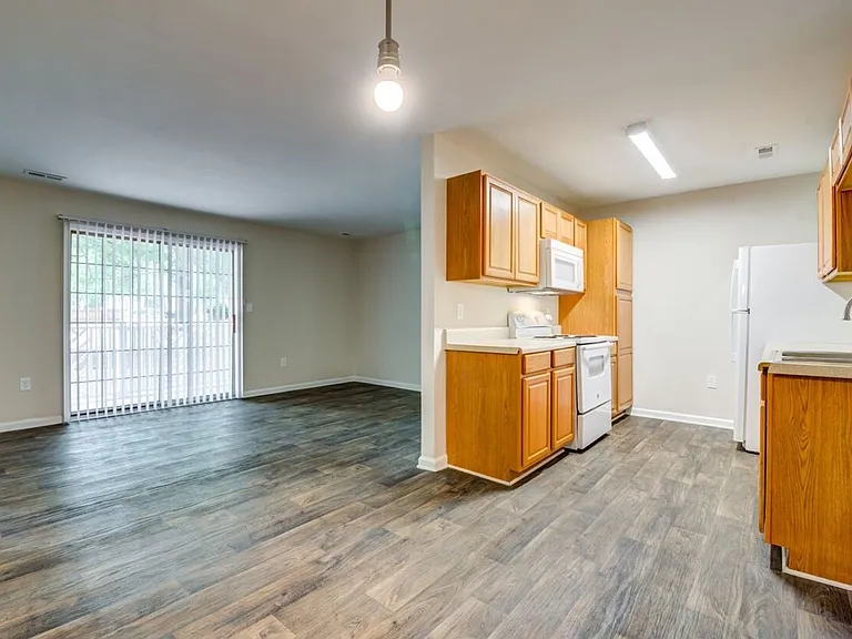 Sharon Oaks Apartments — Photo 8