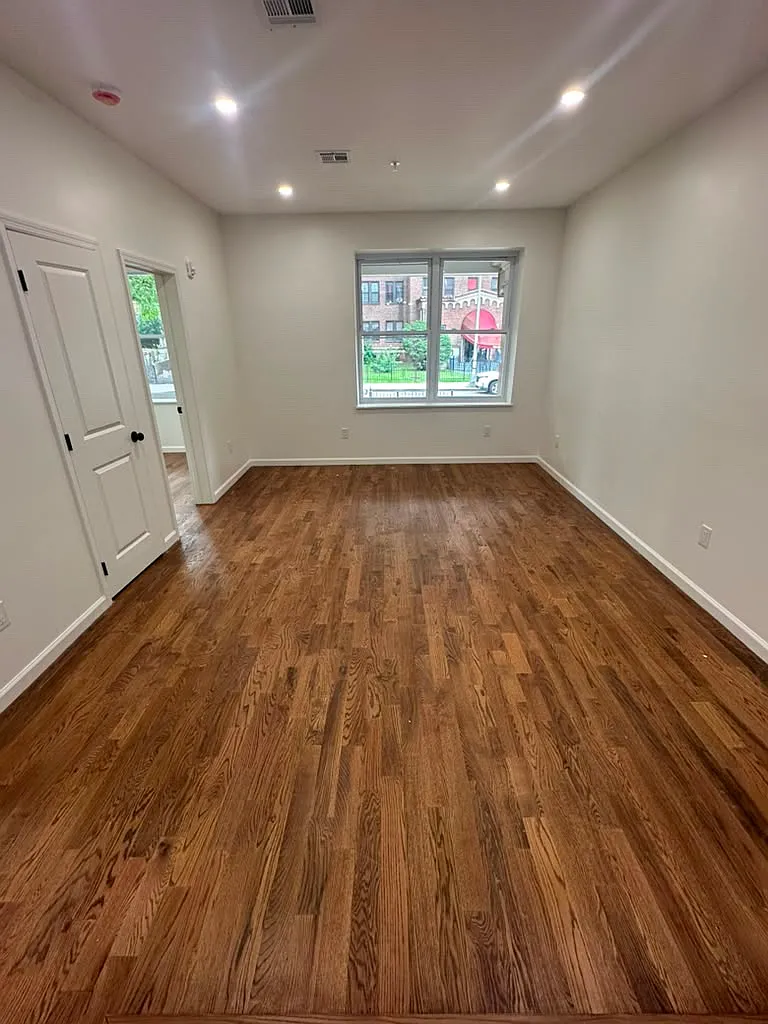 4 bed, $3,000 — Photo 1