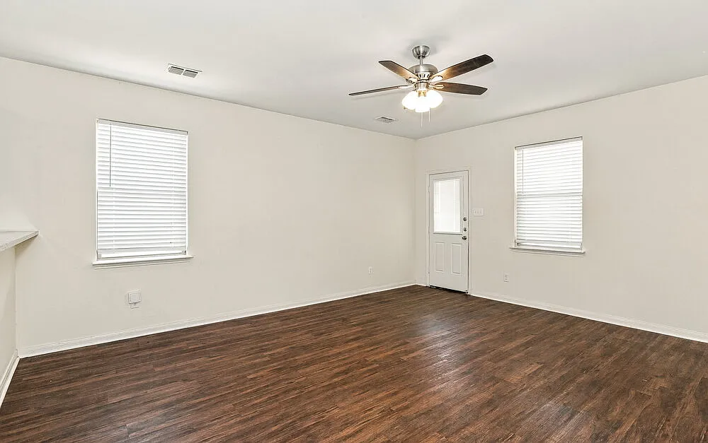 3 bed, 2.0 bath, 1552 sqft, $2,035 — Photo 3