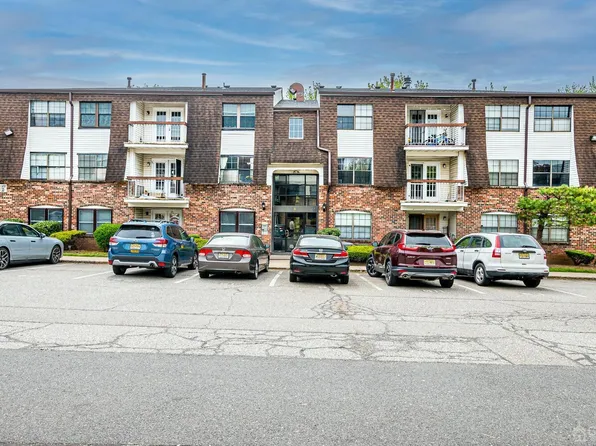 611 Green Hollow Dr, Iselin, NJ 08830