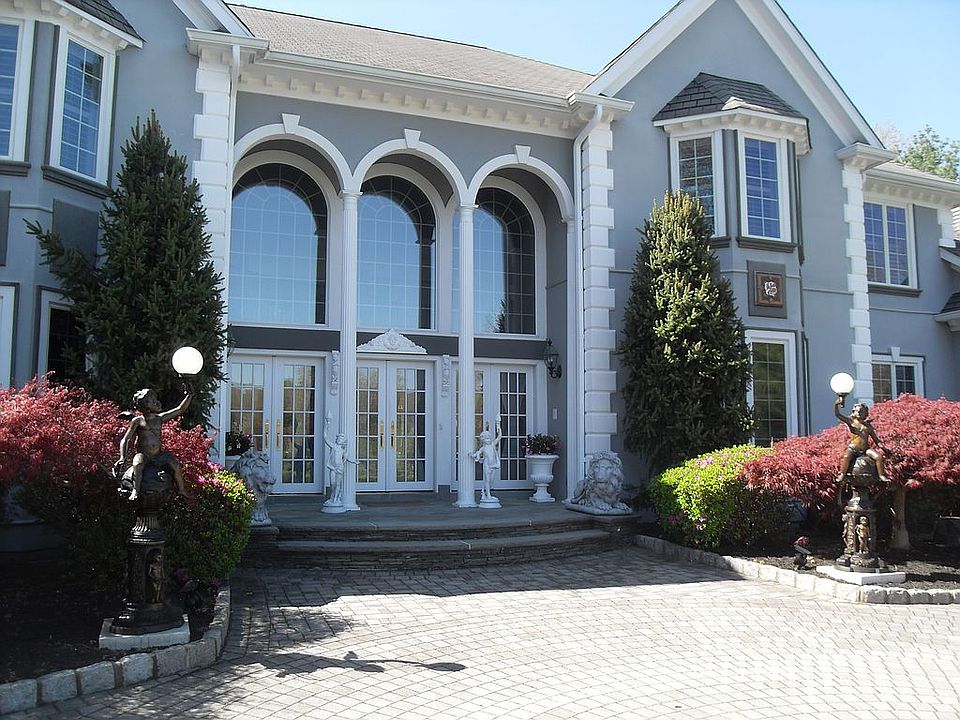 2nd image of 14 Brams Hill Dr