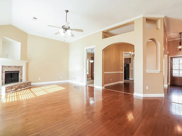 2733 Graystone Dr — Photo 4
