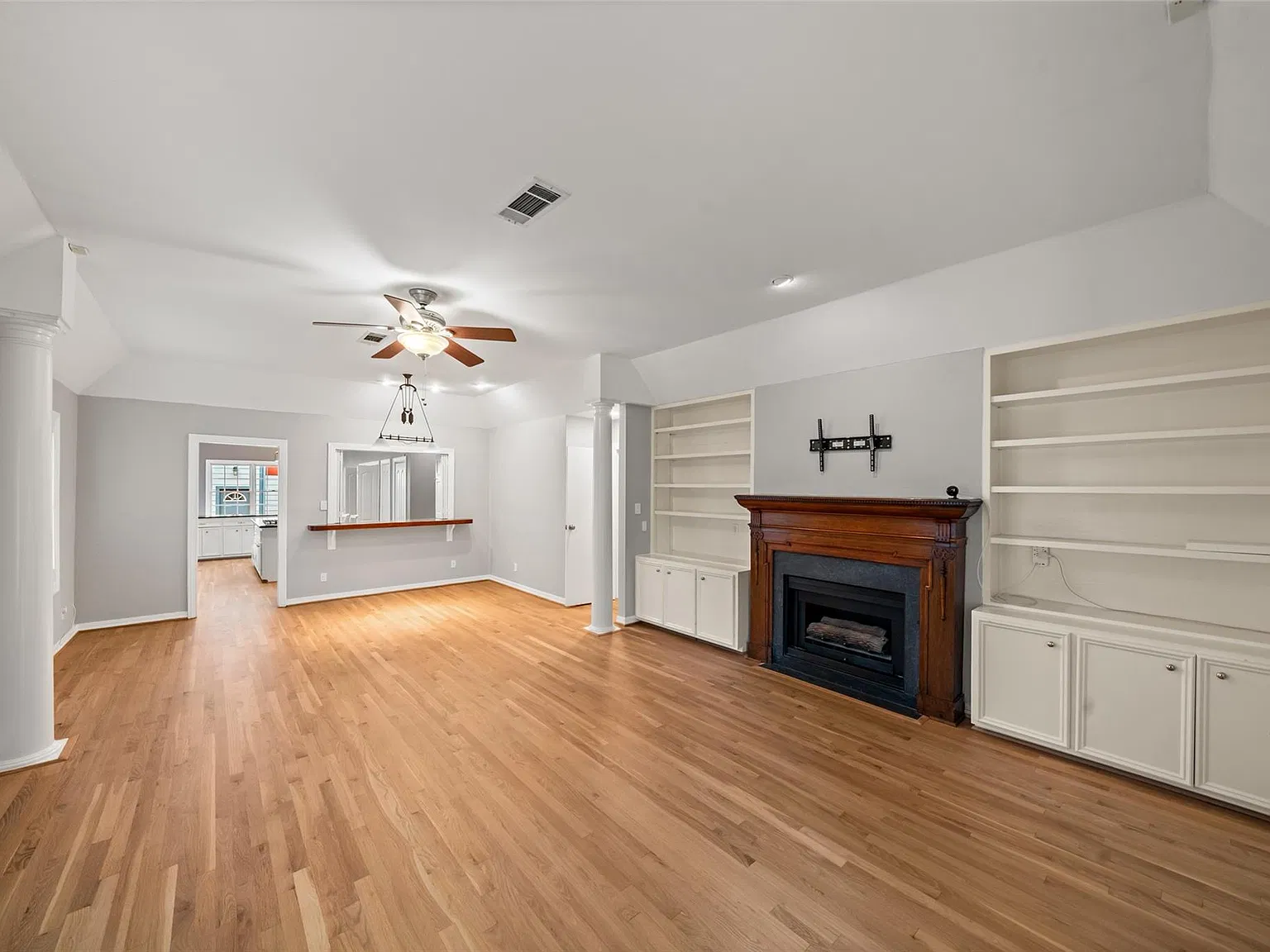 3 bed, 2.0 bath, 1983 sqft, $5,000 — Photo 2