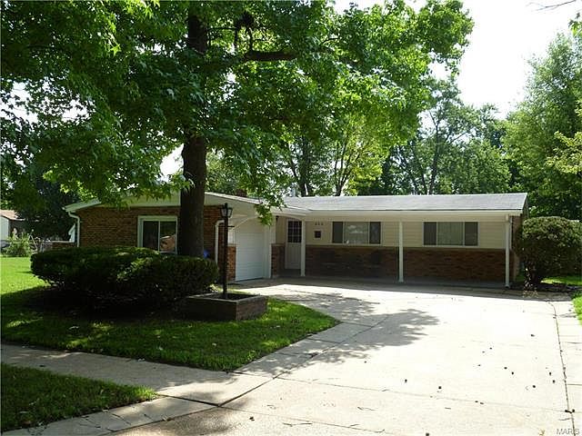 1st image of 820 Claver Ln