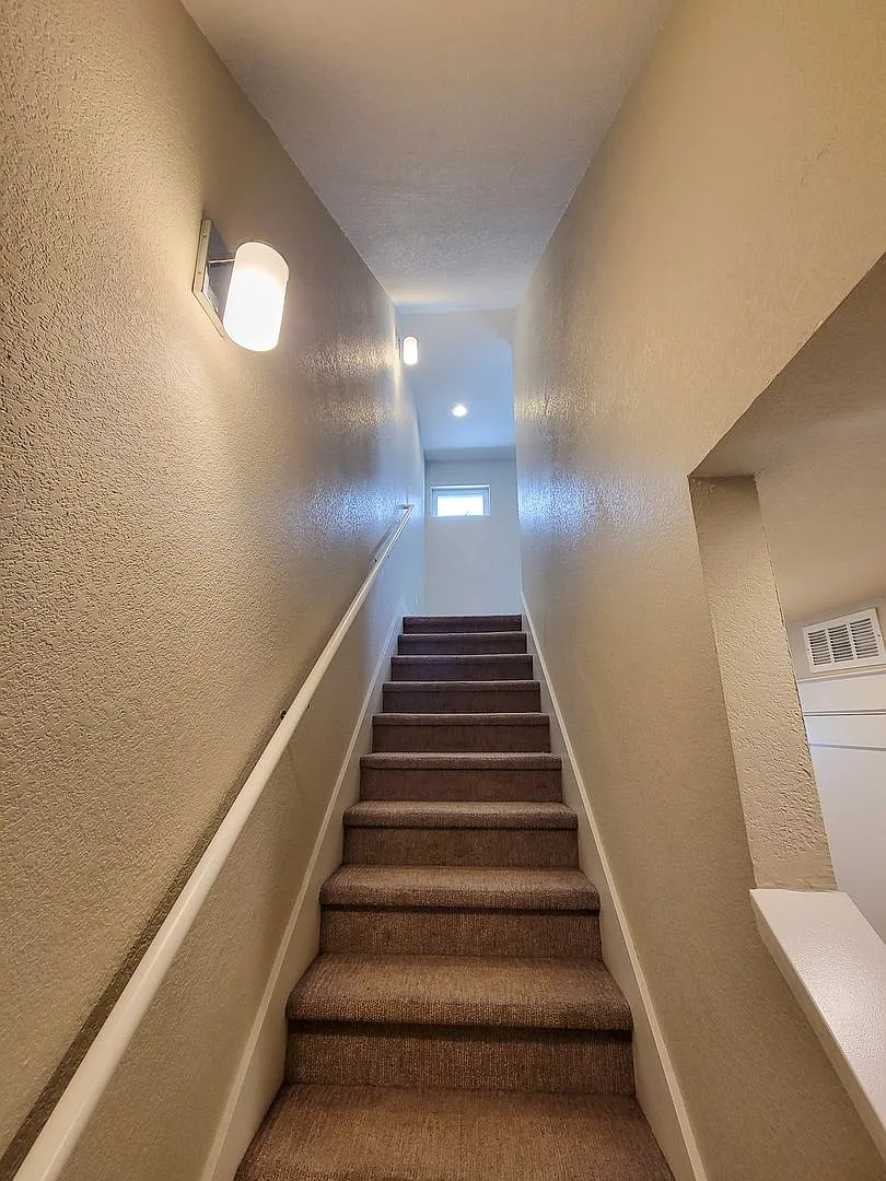 Beautiful 3 Bed 2 Bath Townhome Near Sloans — Photo 4
