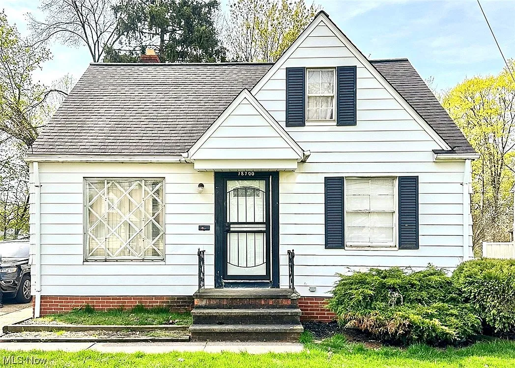 18700 Waterbury Ave photo 1